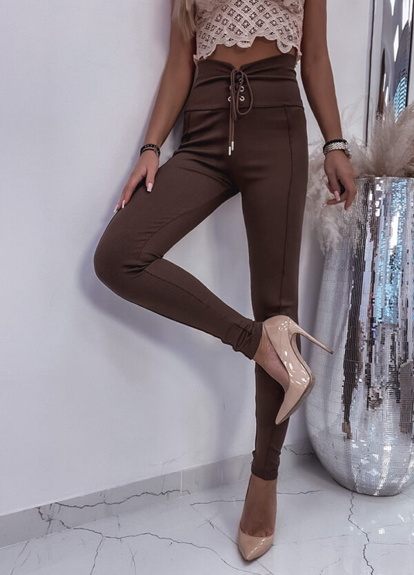 PRĄŻKOWANE LEGGINSY Z WIĄZANIEM BROWN-592046