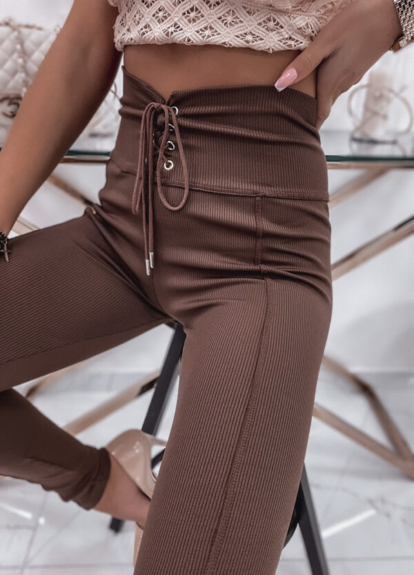 PRĄŻKOWANE LEGGINSY Z WIĄZANIEM BROWN-592048