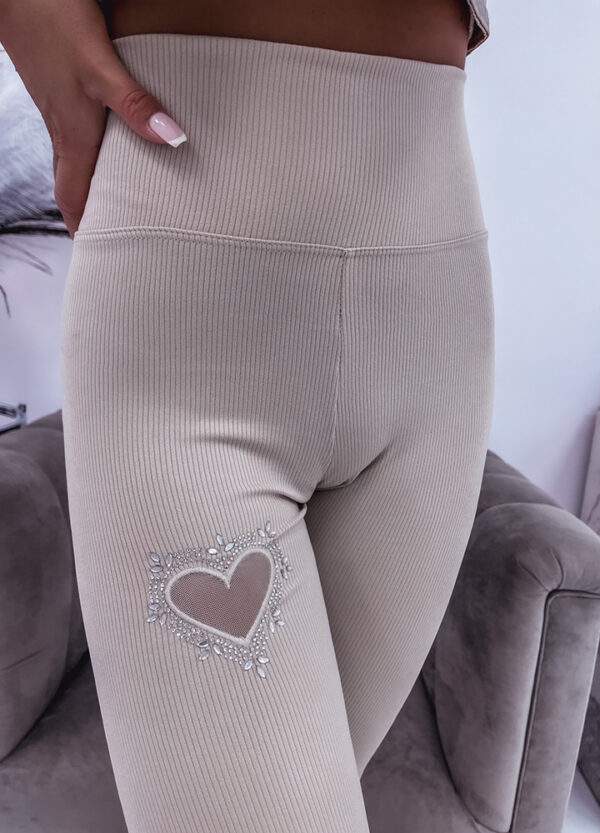 PRĄŻKOWANE LEGGINSY BEIGE HEART-646247