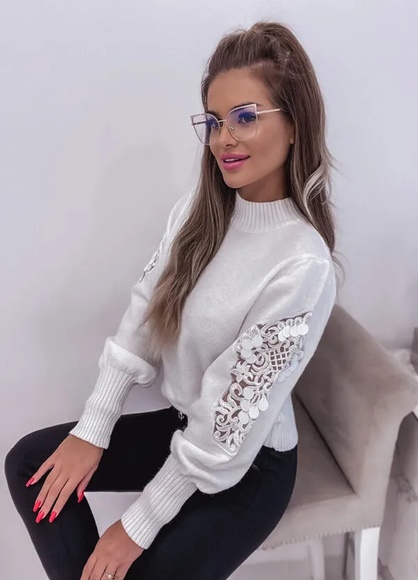 SWETER Z KORONKOWYM RĘKAWEM MIA-648940