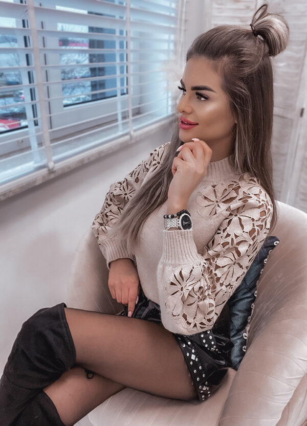 SWETER Z KORONKĄ NA RĘKAWACH SARA-657475