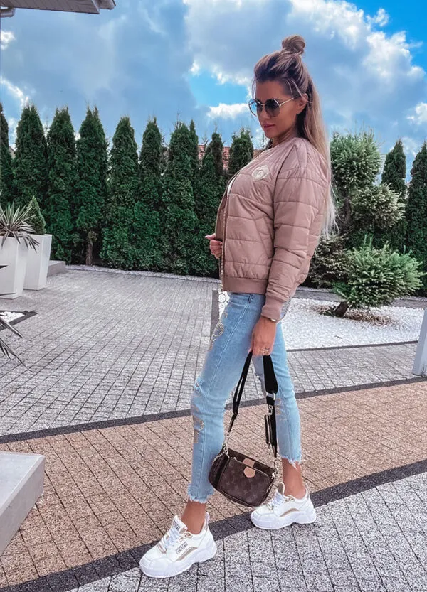 KURTKA PIKOWANA BOMBER Z NASZYWKĄ / BEIGE-660414