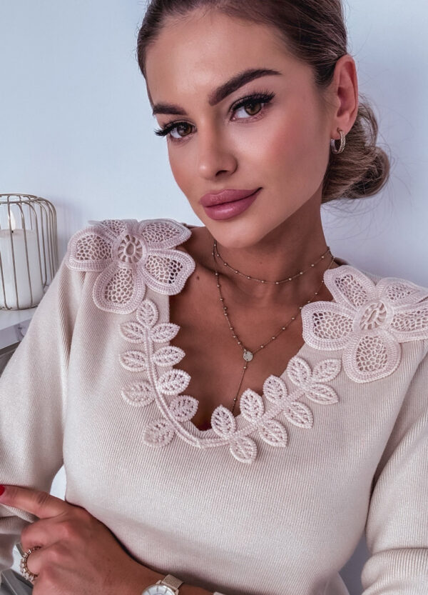 SWETER PRĄŻKOWANY BEIGE KORONKA