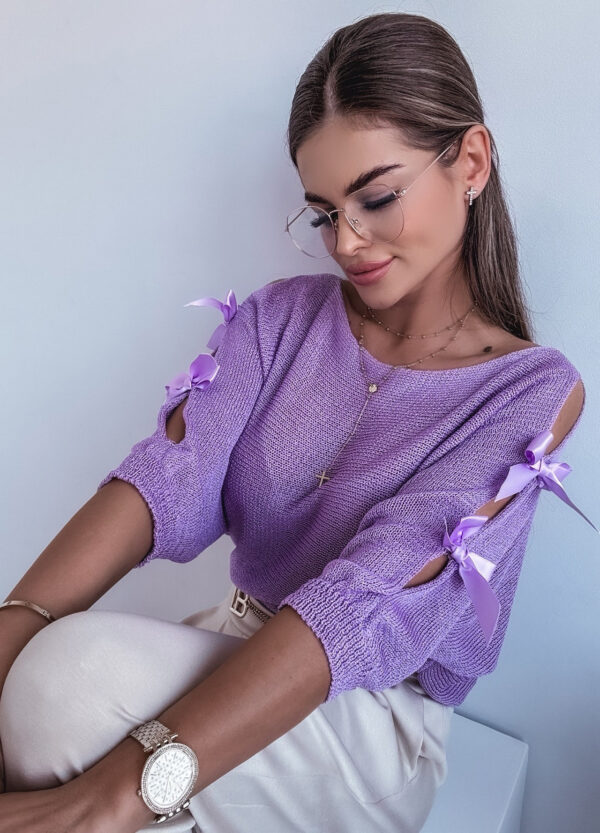 SWETER Z KOKARDKAMI NA RĘKAWACH VIOLET