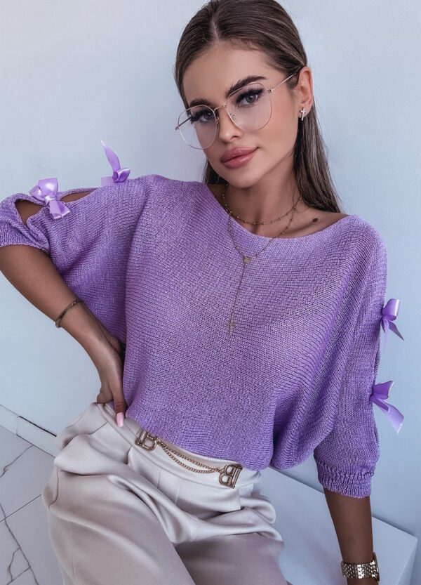 SWETER Z KOKARDKAMI NA RĘKAWACH VIOLET - Зображення 6