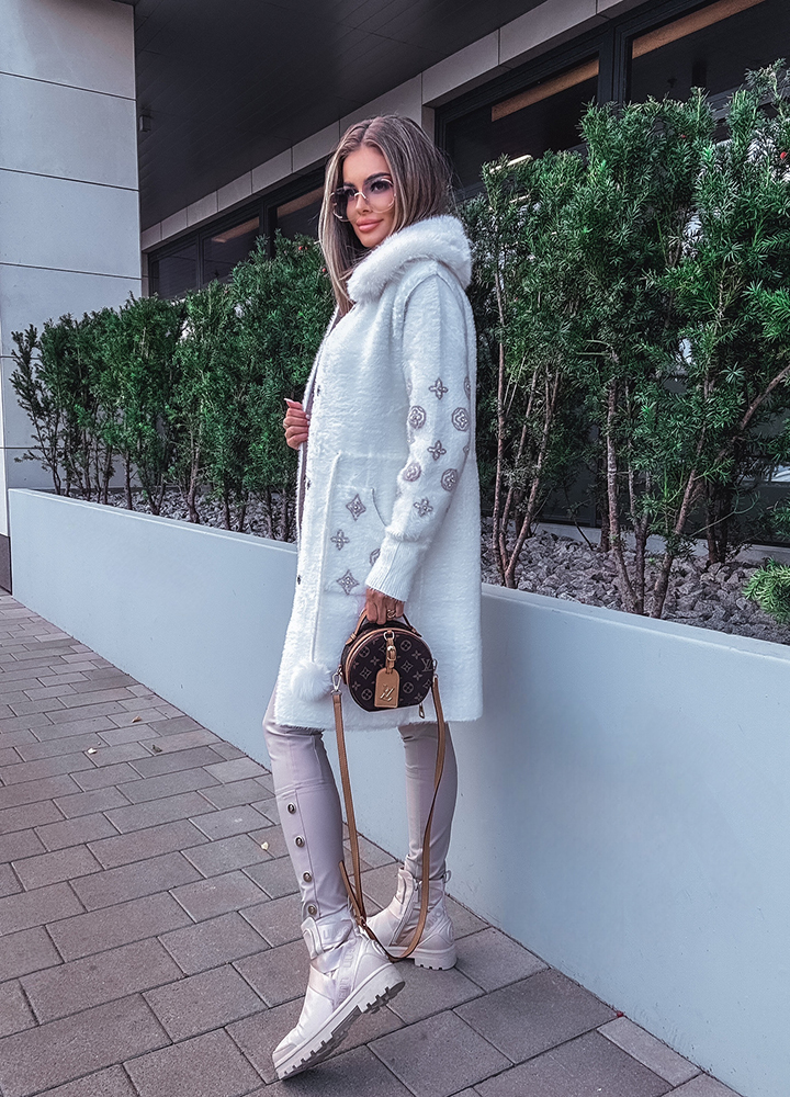 BIAŁY PŁASZCZ Z FUTERKIEM I PERELKAMI