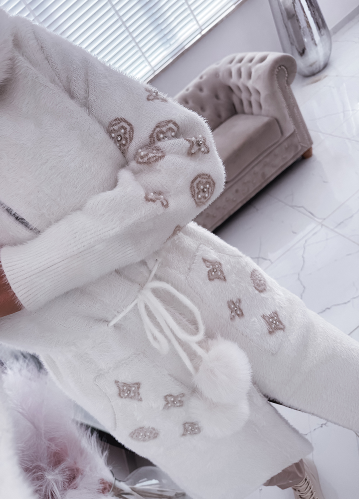 BIAŁY PŁASZCZ Z FUTERKIEM I PERELKAMI