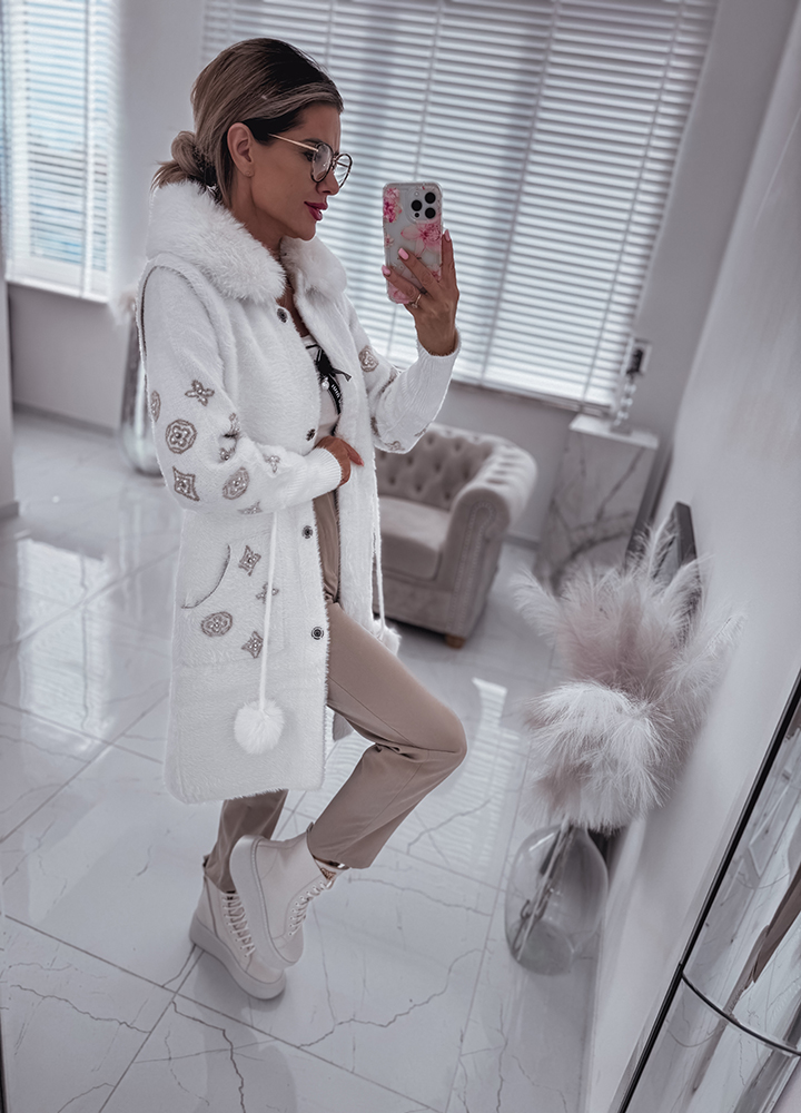 BIAŁY PŁASZCZ Z FUTERKIEM I PERŁKAMI