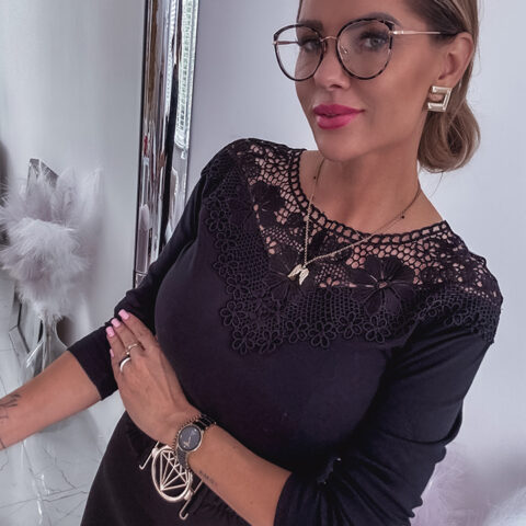 BAWEŁNIANA BLUZKA Z KORONKĄ NA DEKOLCIE I NA PLECACH