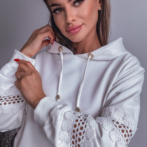 BIAŁA BLUZA Z KAPTUREM Z KORONKĄ NA RĘKAWIE BAWEŁNA